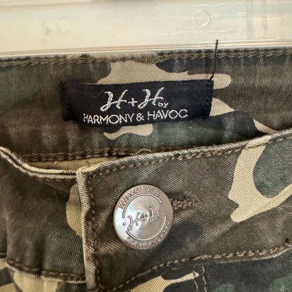 Cropped Camo Pants H & H by Harmony & Havoc - Picture 4 of 8
